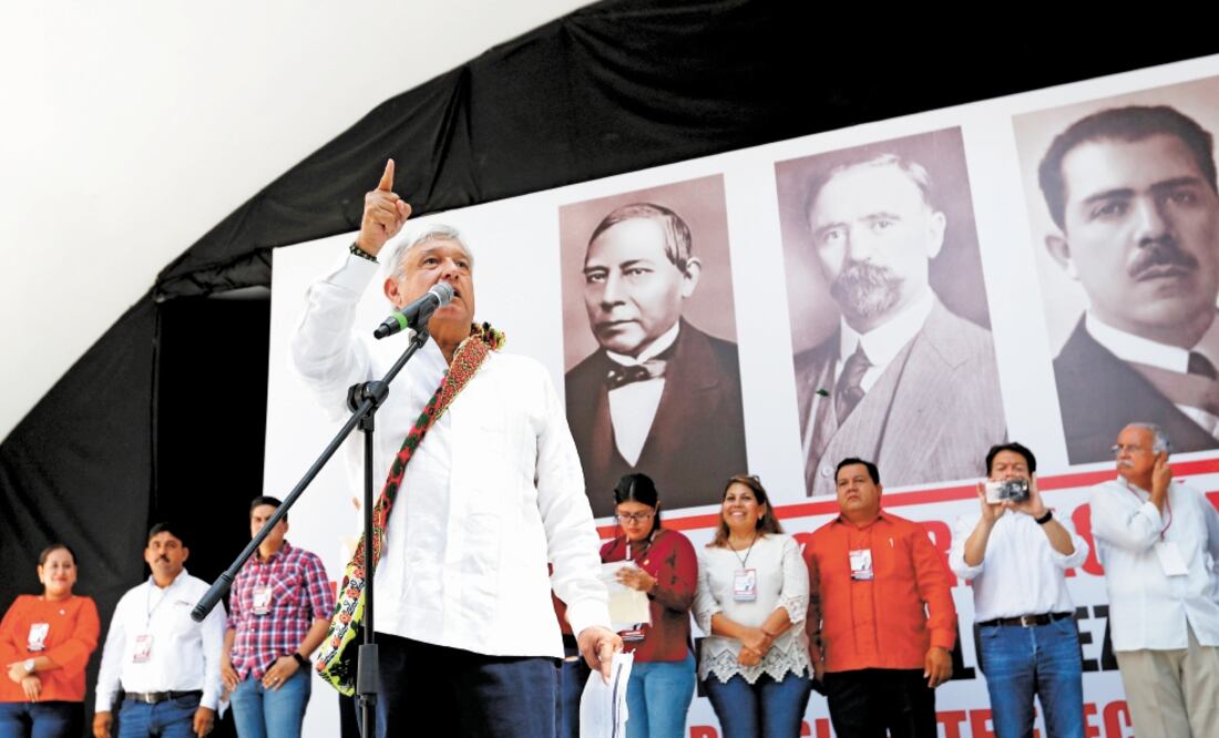 Andrés Manuel López Obrador fue recibido por unas 2 mil personas, en Tepic, Nayarit, en su primer día de gira por el país. (YADÍN XOLALPA. EL UNIVERSAL)