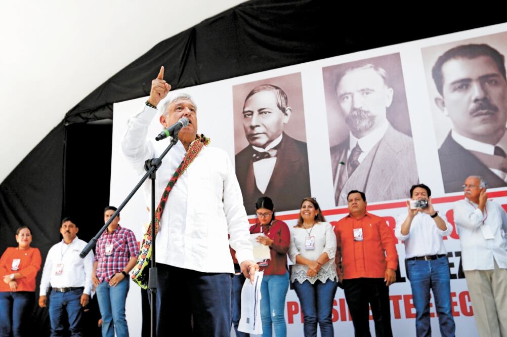 Andrés Manuel López Obrador fue recibido por unas 2 mil personas, en Tepic, Nayarit, en su primer día de gira por el país. (YADÍN XOLALPA. EL UNIVERSAL)