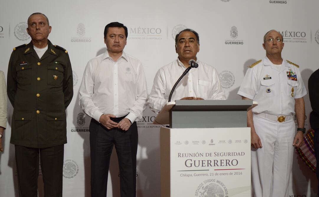 El secretario de Gobierno, Miguel Ángel Osorio Chong, y el gobernador de Guerrero, Héctor Astudillo (FOTO: Dassaev Téllez Adame / El Universal)
