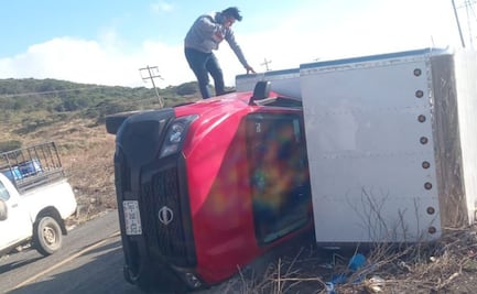 Fuertes vientos causados por Frente Frío número 13, provocan volcadura de camioneta en carretera de Istmo de Oaxaca