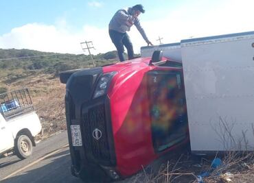 Fuertes vientos causados por Frente Frío número 13, provocan volcadura de camioneta en carretera de Istmo de Oaxaca