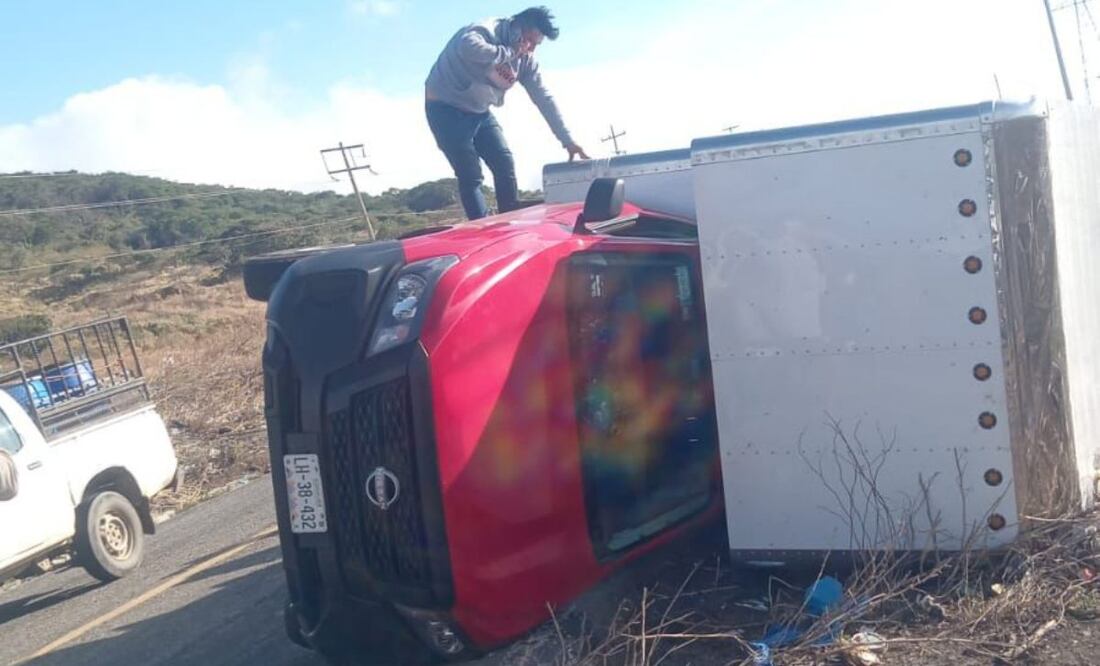 Vuelca camioneta por fuertes vientos en el Istmo de Oaxaca, causados por el frente frío número 13 (11/11/2025). Foto: Especial