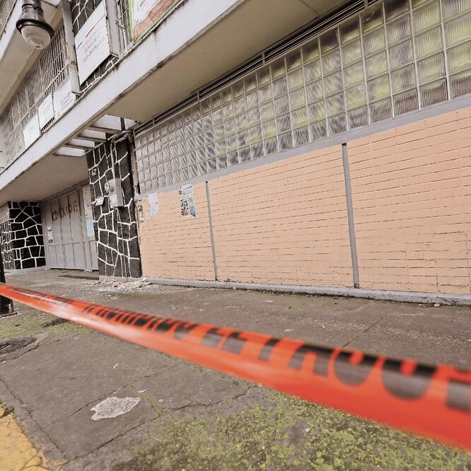 En el sismo de 2017 aproximadamente 20 mil escuelas de 11 entidades tuvieron afectaciones. Algunas fueron demolidas y otras más clausuradas, por lo que jóvenes y niños tuvieron que tomar clases en aulas improvisadas. ARCHIVO EL UNIVERSAL