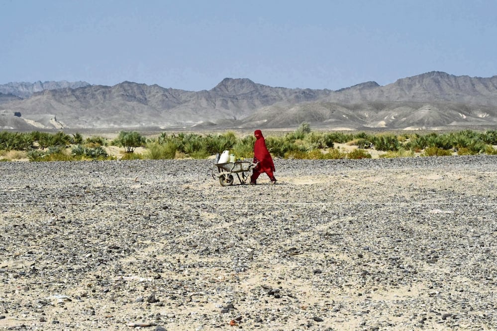 Una mujer en la zona de Koh-e-Sabz, en la provincia de Baluchistán, al suroeste de Paquistán, donde Irán lanzó un ataque balístico el 18 de enero. Foto: AFP