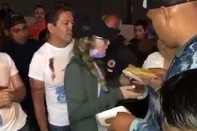 Belinda reparte tamales y atole