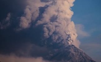 Guatemala declara alerta de "peligro" por erupción del volcán de Fuego; evacúan comunidades cercanas