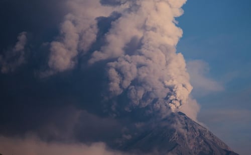 Guatemala declara alerta de "peligro" por erupción del volcán de Fuego; evacúan comunidades cercanas