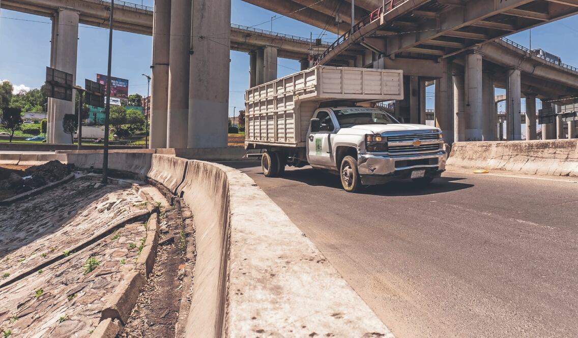 
La grieta fue reparada por la alcaldía y personal de la Secretaría de Gestión Integral del Agua (Segiagua). Se rellenó con tepetate, que es lo recomendado, informó el director de Servicios Urbanos de Iztapalapa. Fotos: de Osmar Alvarado