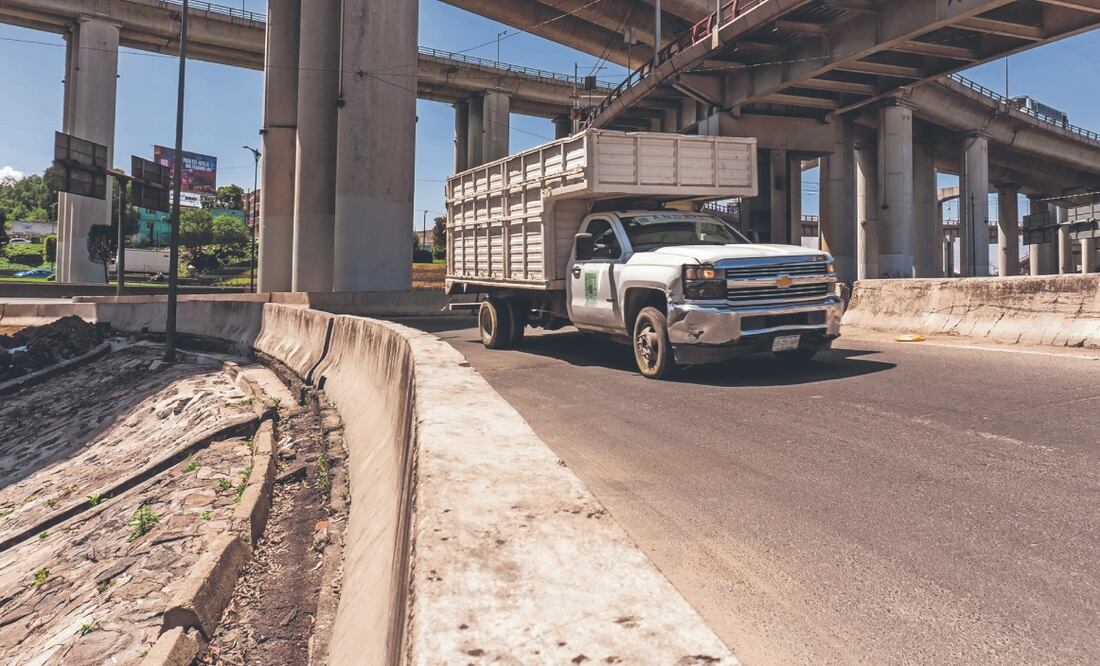 La grieta fue reparada por la alcaldía y personal de la Secretaría de Gestión Integral del Agua (Segiagua). Se rellenó con tepetate, que es lo recomendado, informó el director de Servicios Urbanos de Iztapalapa. Fotos: de Osmar Alvarado