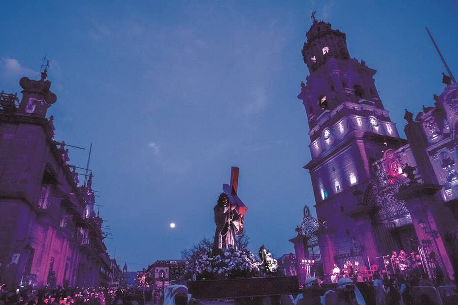 En Morelia, cerca de 1,000 velas se encienden para iluminar la Procesión del Silencio. Foto: Sectur Michoacán