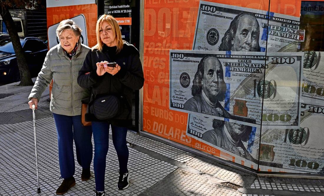 Dolarizar la economía de Argentina es una de las propuestas de campaña de Javier Milei. Foto: Luis Robayo / AFP