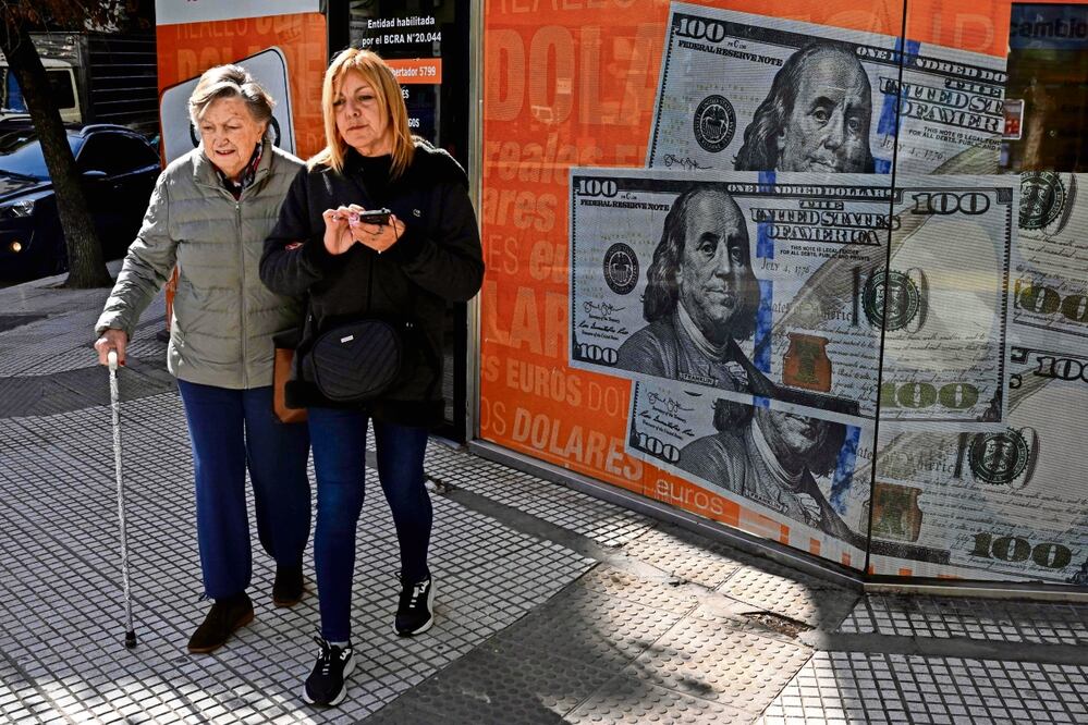 Dolarizar la economía de Argentina es una de las propuestas de campaña de Javier Milei. Foto: Luis Robayo / AFP