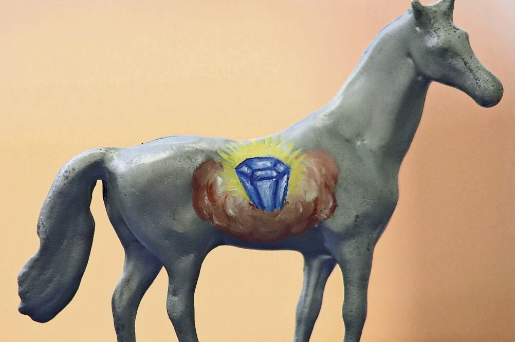 Ex-Voto de aluminio creado por Jill Magid que incluye referencias al diamante en que se transformaron las cenizas (ARIEL OJEDA. EL UNIVERSAL)