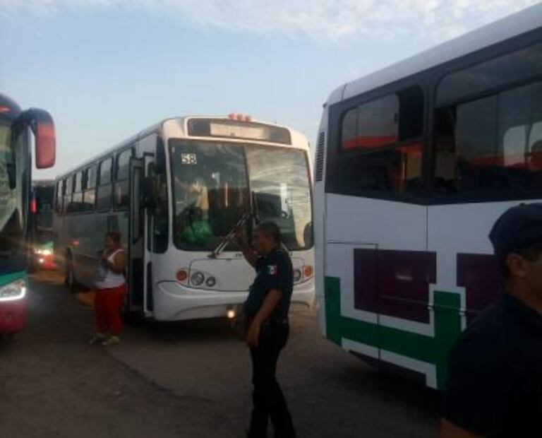 Reciben con alimento y transporte a caravana migrante en Sinaloa