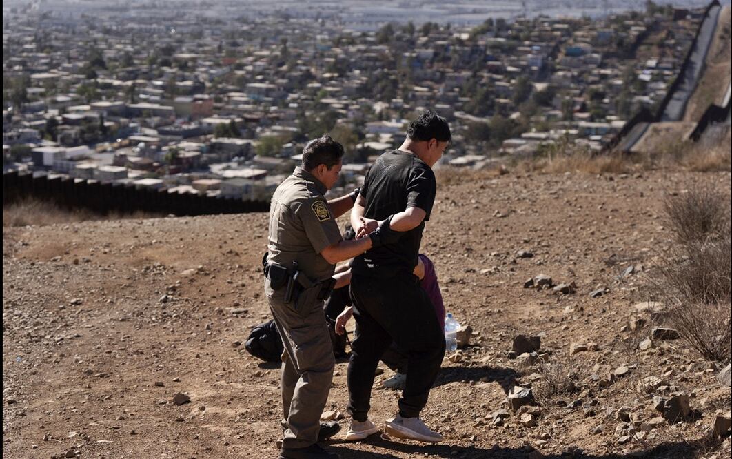 Migrantes son detenidos por la Patrulla Fronteriza tras cruzar el muro, el 23 de enero de 2025, en San Diego, California. Foto: AP/Archivo