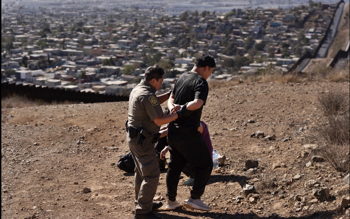 Migrantes son detenidos por la Patrulla Fronteriza tras cruzar el muro, el 23 de enero de 2025, en San Diego, California. Foto: AP/Archivo