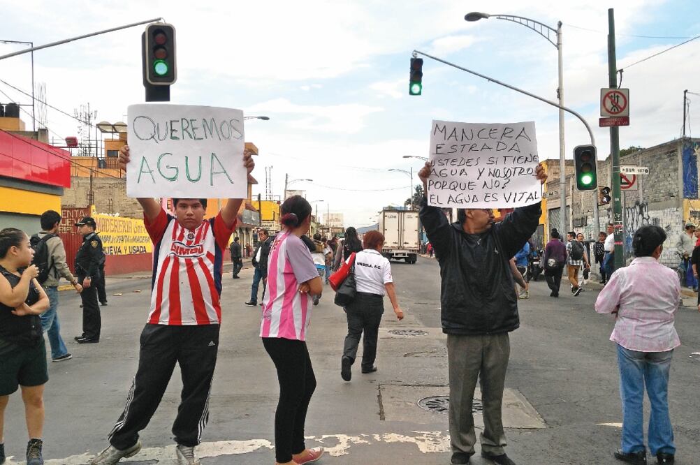 Los colonos del lugar aseguran que han cerrado las calles en tres ocasiones en reclamo de agua para sus viviendas (DIANA DELGADO. EL UNIVERSAL)