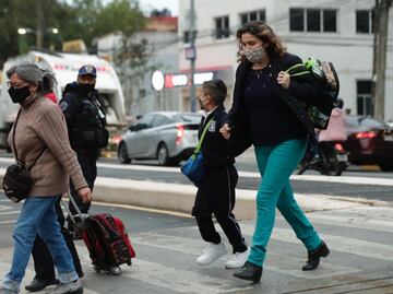 Somnolientos, a toda prisa y superando el tráfico, pequeños llegan a su primer día de clases en escuelas de CDMX