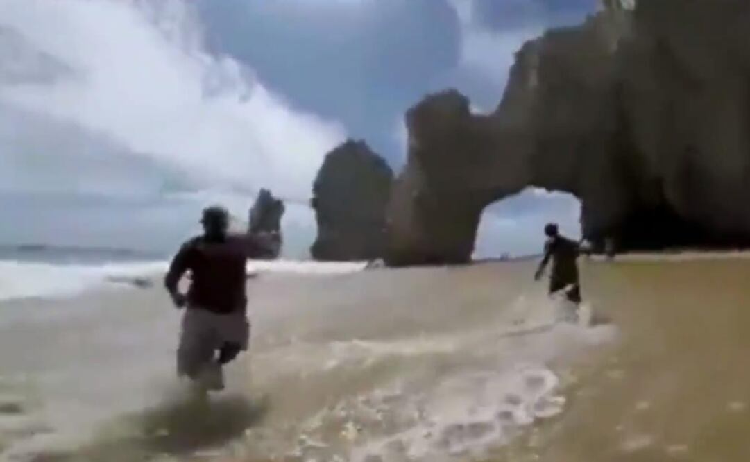 Los turistas fueron arrastrados por el oleaje