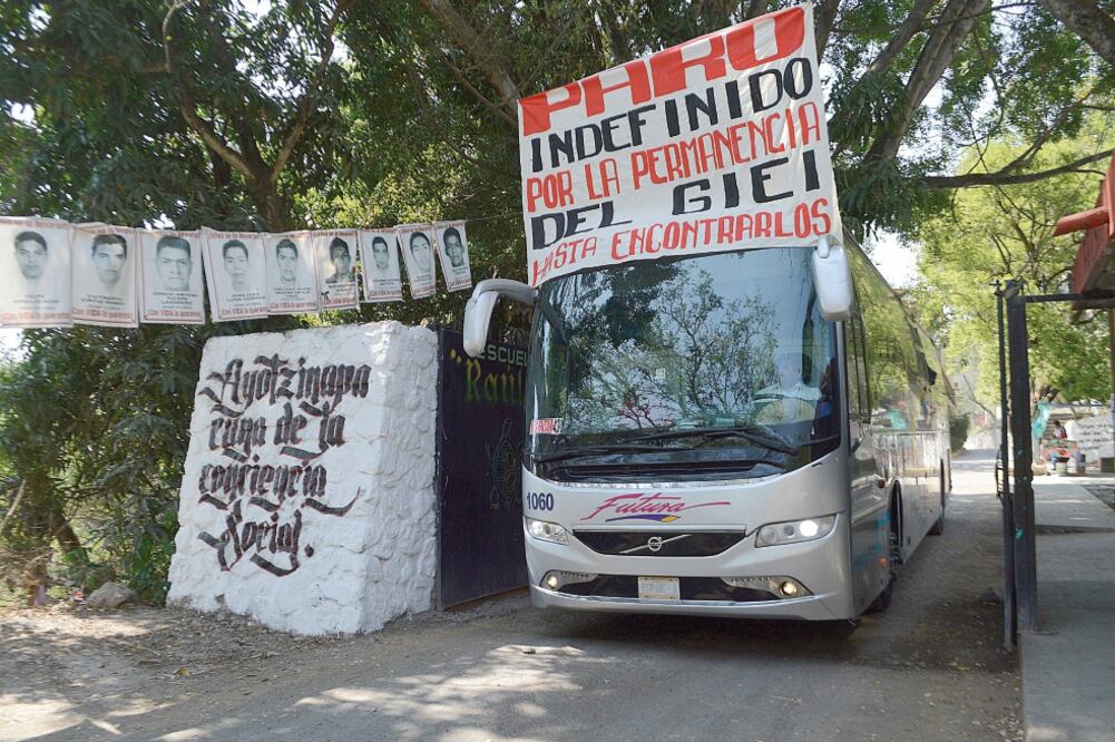 Padres de los 43 normalistas desaparecidos y estudiantes de la normal rural de Ayotzinapa cerraron el acceso al inmueble de manera indefinida para exigir la permanencia del Grupo Interdisciplinario de Expertos Independientes (GIEI) (DASSAEV TÉLLEZ)