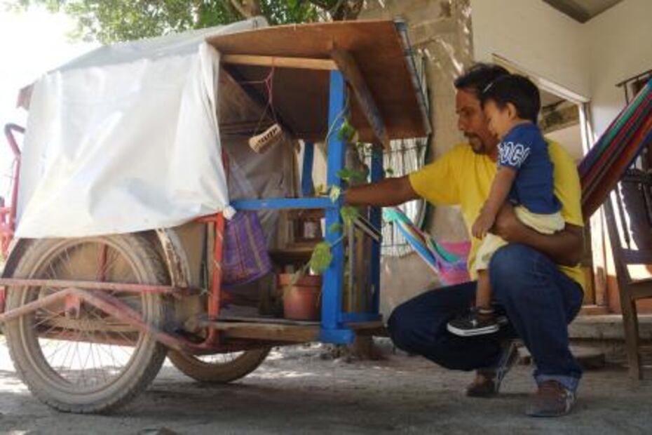 Artista y su hijo recorren Juchitán con albergue "móvil”