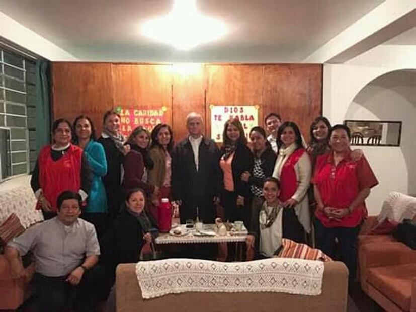 La chef chiclayana Cecilia Ríos al lado derecho del hoy papa León XIV.