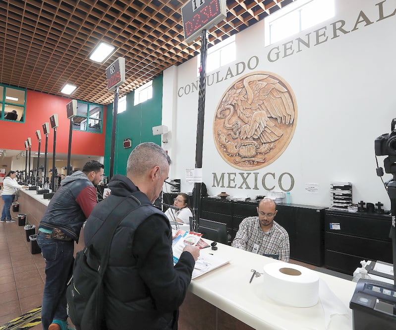 Los consulados de México en EU solicitaron a los connacionales que requieran un trámite asistir sin acompañantes. Foto: ARCHIVO EL UNIVERSAL