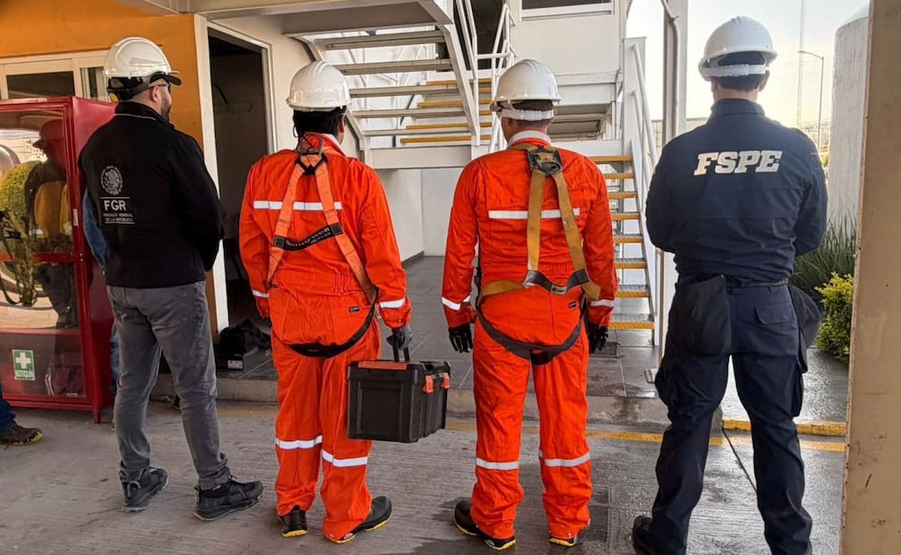El inmueble, los vehículos, los contenedores, la documentación y el presunto hidrocarburo quedaron a disposición del Ministerio Público Federal.
(17/29/26)
Foto: Secretaría de Seguridad y Paz de Guanajuato