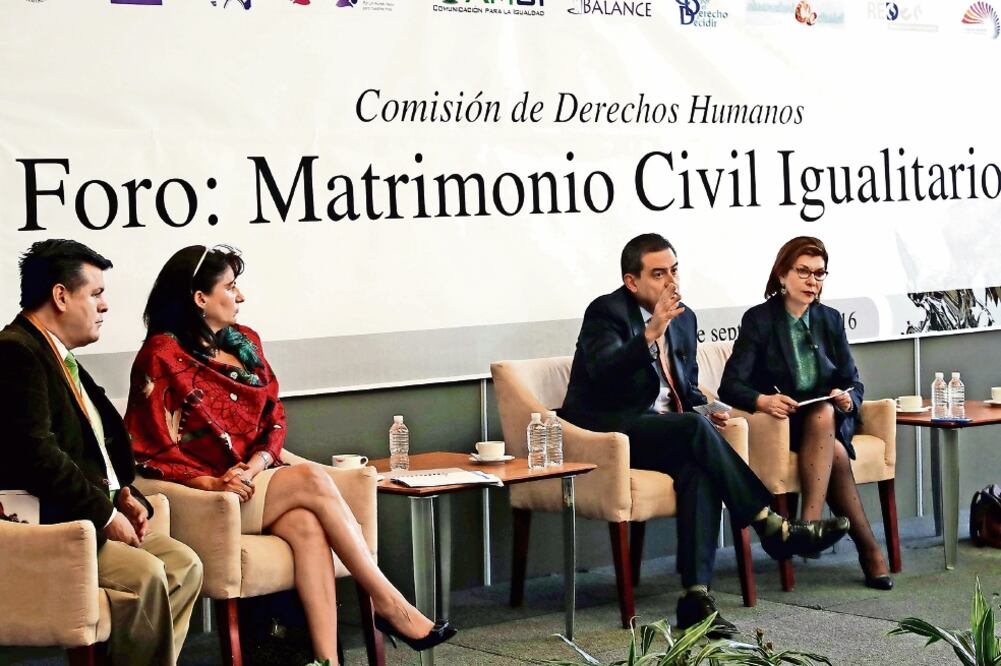 En el foro Matrimonio Civil Igualitario, los especialistas señalaron que todos los ciudadanos e instituciones tienen derecho a expresar sus opiniones, pero también a respetar las instituciones y la Constitución (JUAN CARLOS REYES. EL UNIVERSAL)