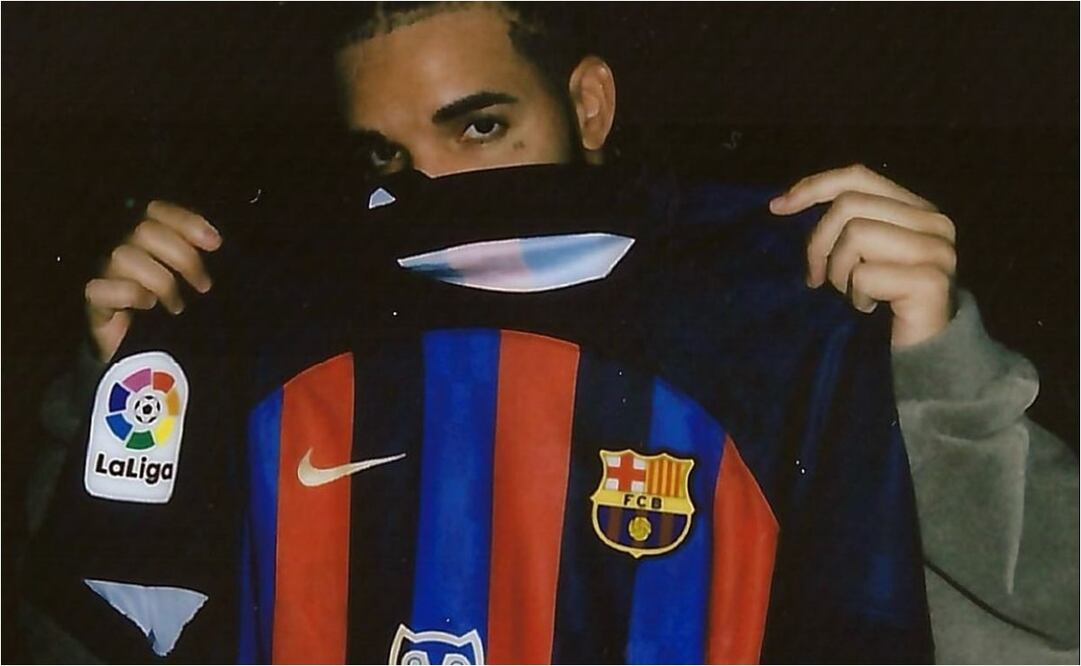 El rapero canadiense posando con su camiseta del Barcelona / Foto: Drake