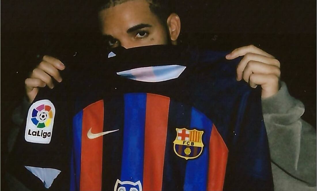 El rapero canadiense posando con su camiseta del Barcelona / Foto: Drake