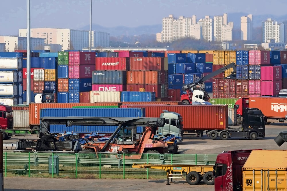 Camiones transportan contenedores en la terminal ICD de Uiwang, Corea del Sur, el 12 de marzo pasado. Foto: Ahn Young-joon/AP