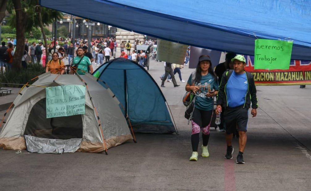 Comerciantes mazahuas bloquean avenida Juárez; protestan contra reordenamiento de la Alameda.
Foto: Karla Guerrero / EL UNIVERSAL