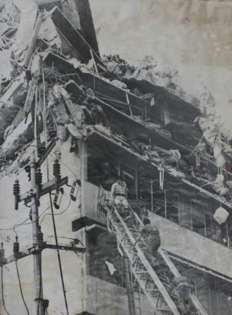 “Ellos querían sus cajas fuertes, las mujeres atrapadas en los escombros no importaban”