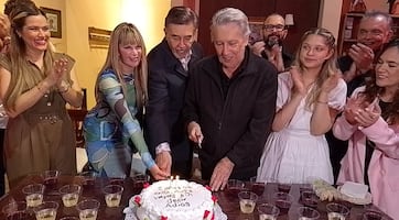 Juan Ferrara sigue sembrando éxitos; celebró dos años de que "No te vayas sin decir adiós" se mantenga en cartelera 