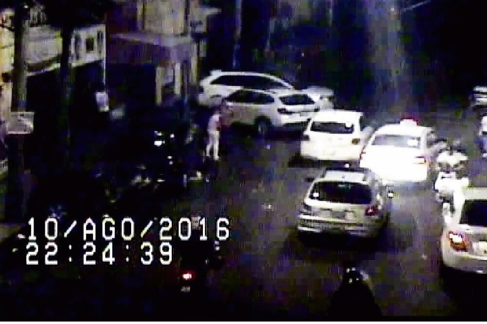 Según las grabaciones, aproximadamente a las 22:24 horas Joshio fue tras dos jóvenes (ARCHIVO EL UNIVERSAL)