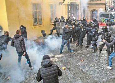 Checos chocan con policía por medidas restrictivas