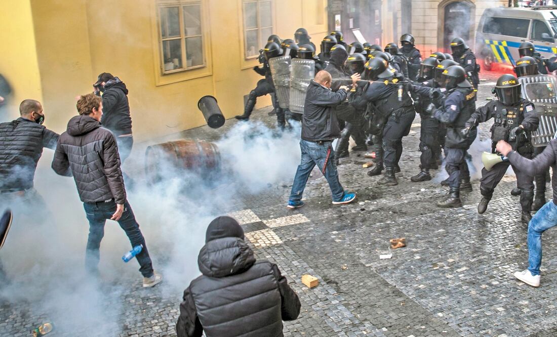 Manifestantes checos se enfrentaron a la policía en Praga; exigen que se reabran los bares pese al alza en contagios por Covid-19. MARTIN DIVISEK. EFE