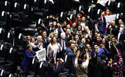 Con máscara de AMLO y gritos de "¡Obrador!", diputados de Morena festejan PEF 2022