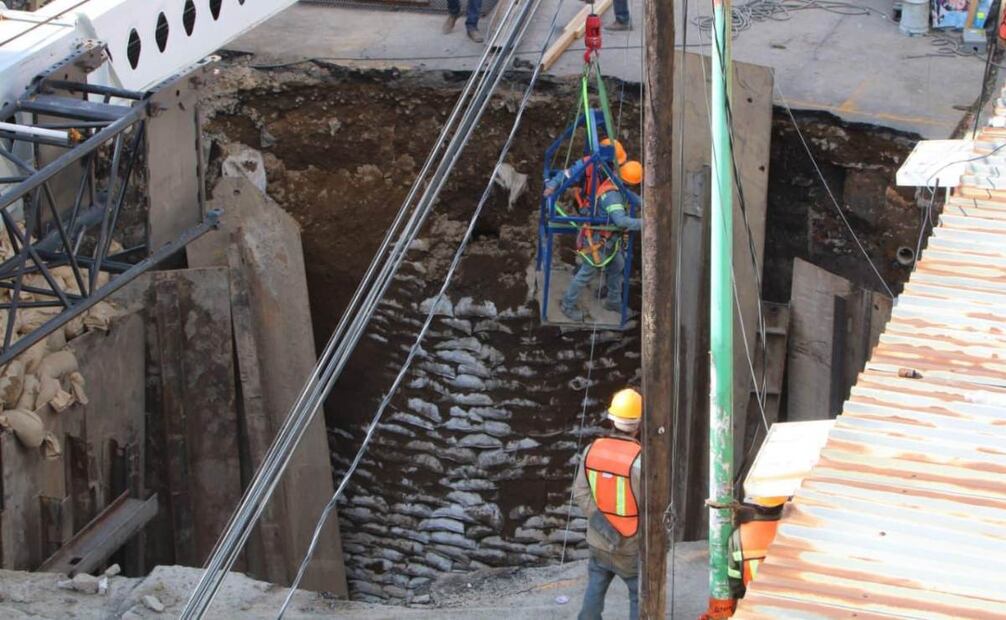 El titular de Segiagua precisó que hasta el momento el socavón ha sido rellenado con un aproximado de 5 mil costales.
Foto: Darío Luna