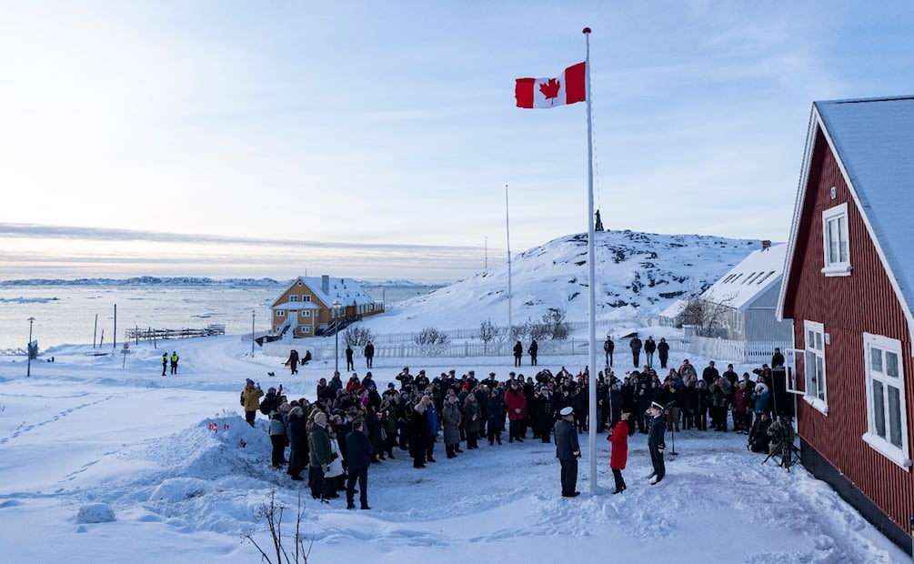 La ministra de Asuntos Exteriores canadiense, Anita Anand, en primer plano al centro, ayuda a izar la bandera de Canadá en el nuevo consulado canadiense en Nuuk, Groenlandia. Foto: AP