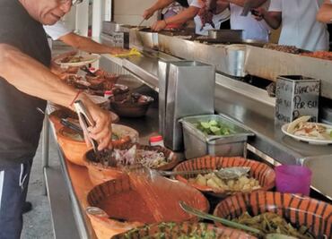 Detectan bacterias fecales en salsas de comida callejera; refuerzan vigilancia sanitaria en CDMX