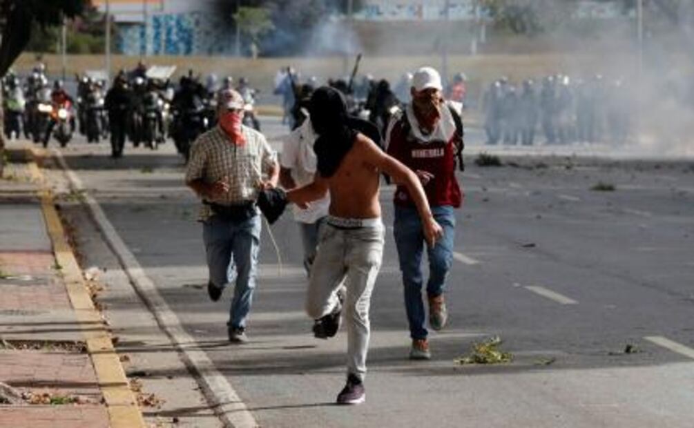 Policía dispersa con gases lacrimógenos a manifestantes opositores en Caracas