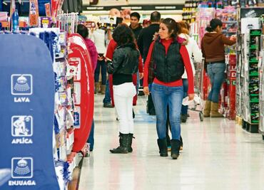 Hogares en el país destinan 68% de ingresos para cubrir necesidades básicas de consumo, dice consultora