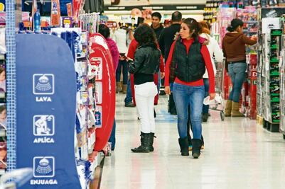 Hogares en el país destinan 68% de ingresos para cubrir necesidades básicas de consumo, dice consultora