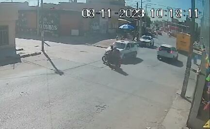 VIDEO: Taxi embiste a pareja de motociclistas y a un menor en San Luis Potosí