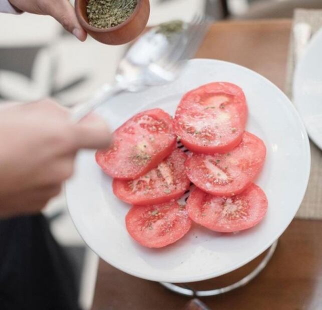 ¿300 pesos por una ensalada de jitomate? Este es el restaurante del video viral
