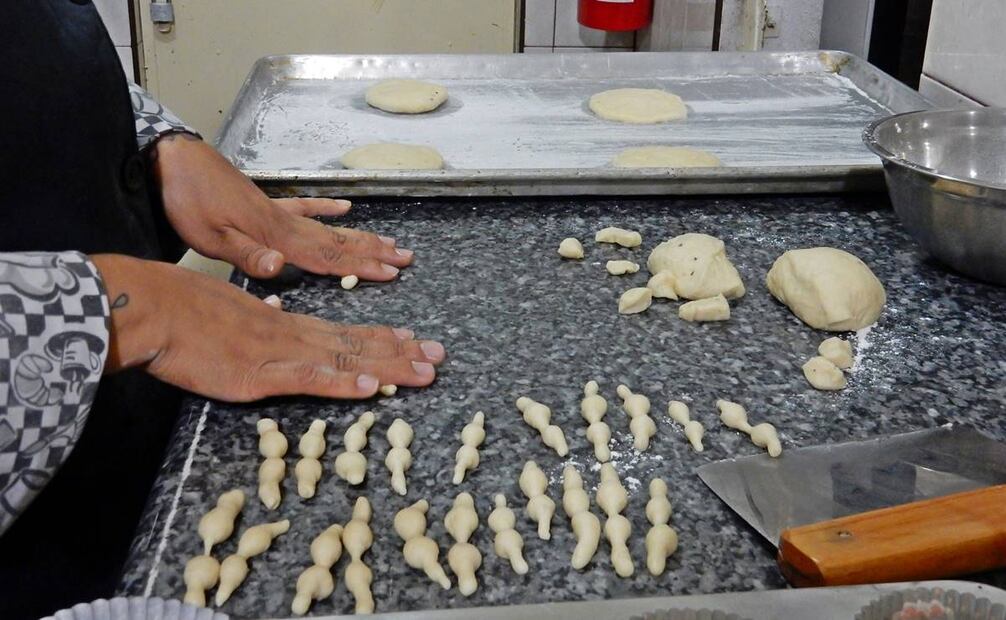 Para preparar la parte del pan de muerto que semeja los huesos del difunto basta con tomar una tira de masa y rodarla con los dedos abiertos. Foto: Susana Colin / EL UNIVERSAL.