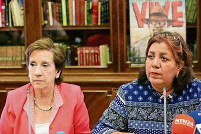 Viuda de Javier Valdez recibe premio póstumo en España