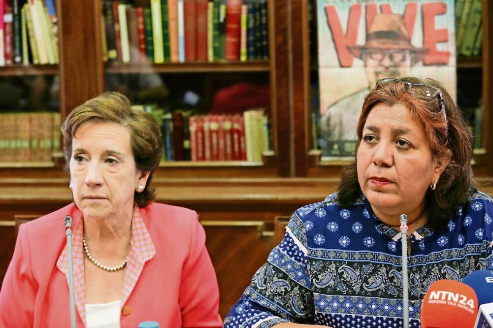 Griselda Triana (a la derecha) viajó a España para recoger el premio póstumo que la Asociación de la Prensa de Madrid entrega hoy a su marido (JUAN CARLOS ROJAS. EL UNIVERSAL)